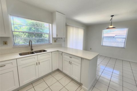 Снять в аренду виллу или дом в Катлер-Бей, Флорида 3 спальни, 117.06м2, № 1939074 - фото 9