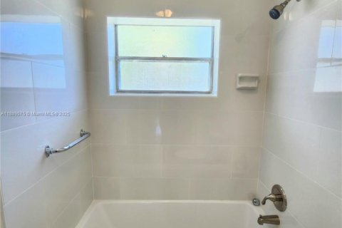 Снять в аренду виллу или дом в Катлер-Бей, Флорида 3 спальни, 117.06м2, № 1939074 - фото 13