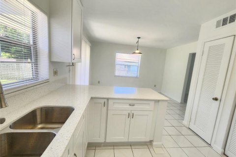 Снять в аренду виллу или дом в Катлер-Бей, Флорида 3 спальни, 117.06м2, № 1939074 - фото 7