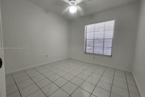 Снять в аренду виллу или дом в Катлер-Бей, Флорида 3 спальни, 117.06м2, № 1939074 - фото 18