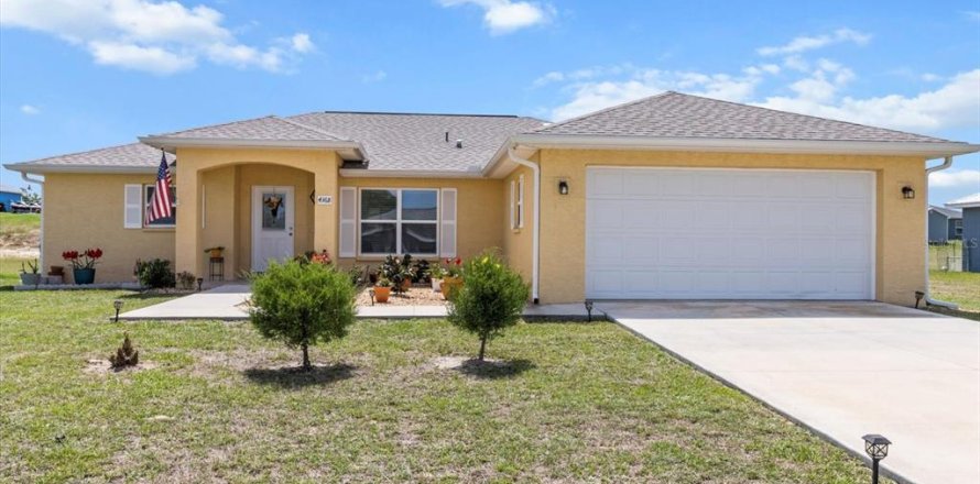 House in Inverness, Florida 3 bedrooms, 141.49 sq.m. № 1723510