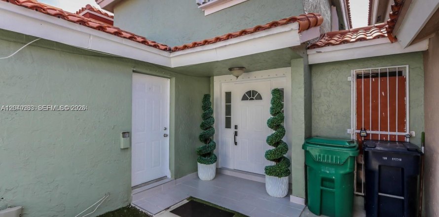 Commercial property in Miami, Florida 46.45 sq.m. № 2086455