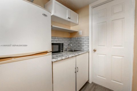 Commercial property in Miami, Florida 46.45 sq.m. № 2086455 - photo 3