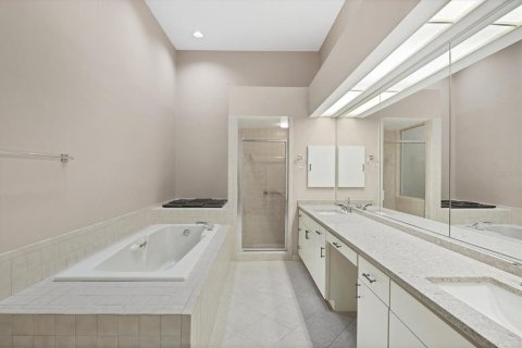 House in Sarasota, Florida 2 bedrooms, 205.04 sq.m. № 1721344 - photo 23