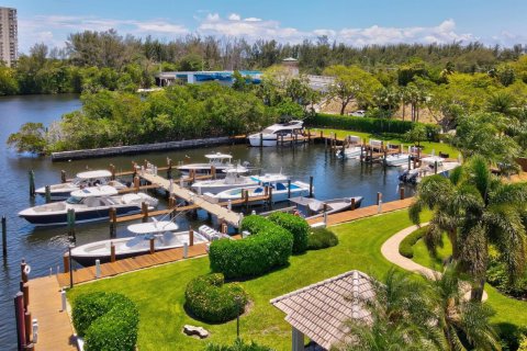 Villa ou maison à vendre à Boca Raton, Floride: 4 chambres, 379.69 m2 № 712512 - photo 1