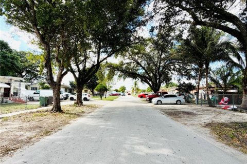 Villa ou maison à vendre à Hialeah, Floride: 3 chambres, 89 m2 № 1998195 - photo 22