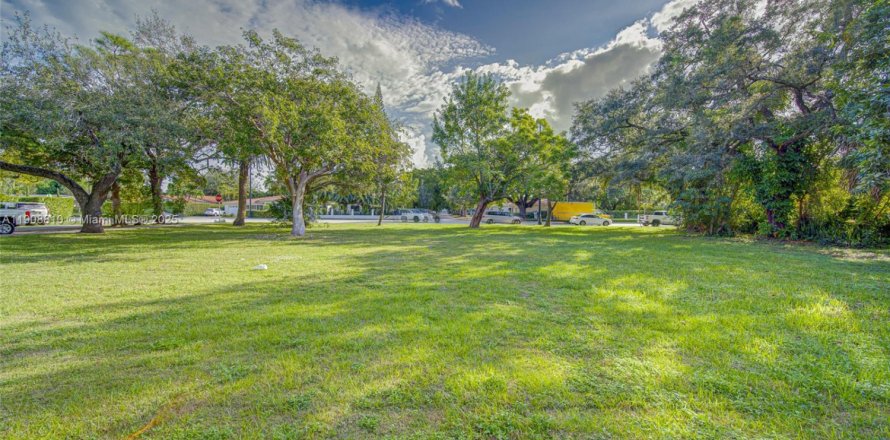 Land in Coral Gables, Florida № 2082119