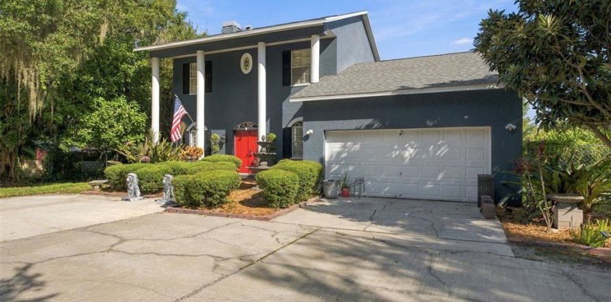 House in Tampa, Florida 4 bedrooms, 175.21 sq.m. № 2394399