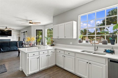 House in Tampa, Florida 4 bedrooms, 175.21 sq.m. № 2394399 - photo 18