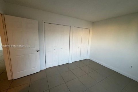 Condo in Hialeah, Florida, 2 bedrooms  № 1878635 - photo 12