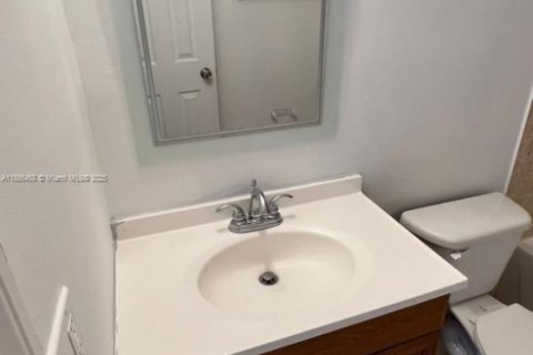 Condo in Hialeah, Florida, 2 bedrooms  № 1878635 - photo 5