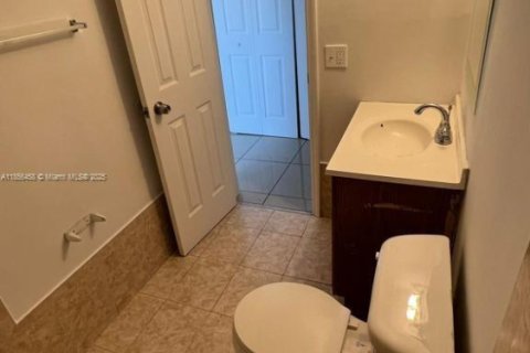 Condo in Hialeah, Florida, 2 bedrooms  № 1878635 - photo 8