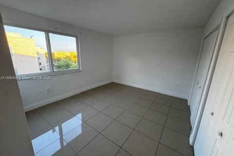 Condo in Hialeah, Florida, 2 bedrooms  № 1878635 - photo 15
