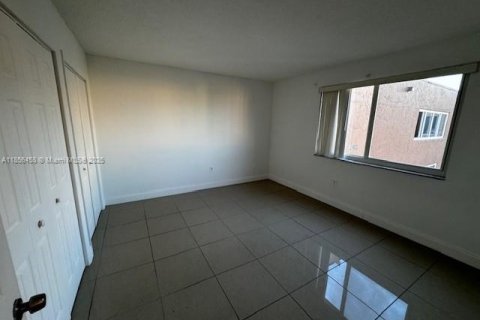 Condo in Hialeah, Florida, 2 bedrooms  № 1878635 - photo 13