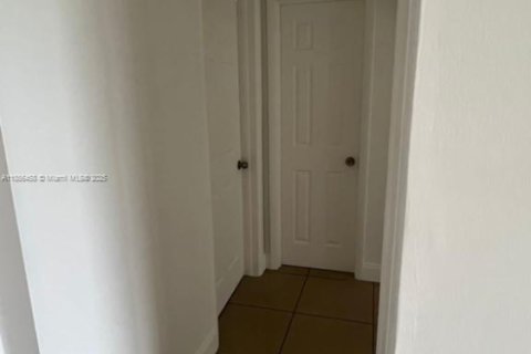 Condo in Hialeah, Florida, 2 bedrooms  № 1878635 - photo 17