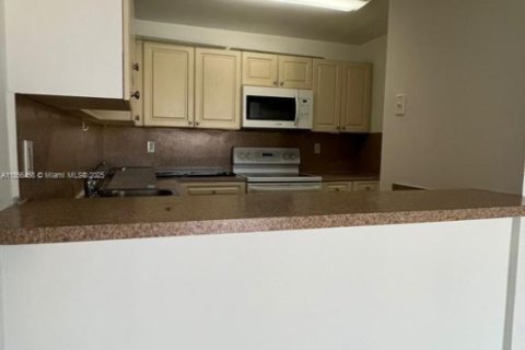 Condo in Hialeah, Florida, 2 bedrooms  № 1878635 - photo 10