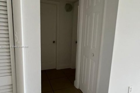 Condo in Hialeah, Florida, 2 bedrooms  № 1878635 - photo 16