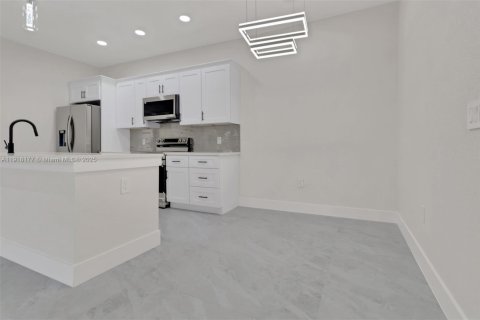 Commercial property in Lehigh Acres, Florida 221.39 sq.m. № 1973010 - photo 10