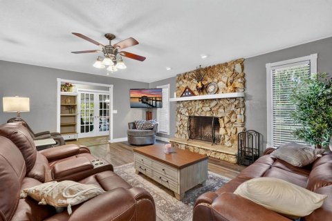 House in New Smyrna Beach, Florida 3 bedrooms, 186.27 sq.m. № 2416951 - photo 10