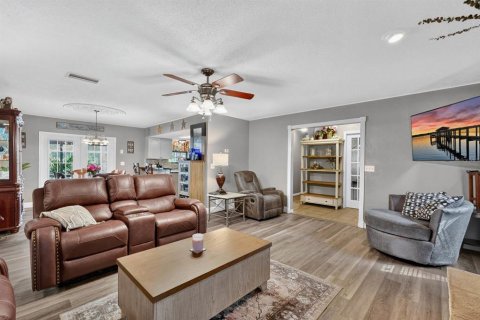 House in New Smyrna Beach, Florida 3 bedrooms, 186.27 sq.m. № 2416951 - photo 11