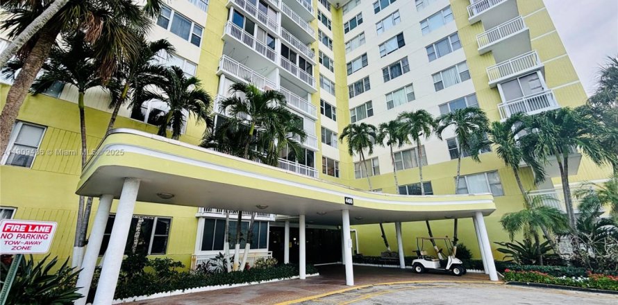 Кондоминиум с 2 спальнями в Холливуд, Флорида № 1965834