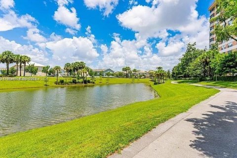 Copropriété à vendre à Hollywood, Floride: 2 chambres, 105.17 m2 № 1965834 - photo 23