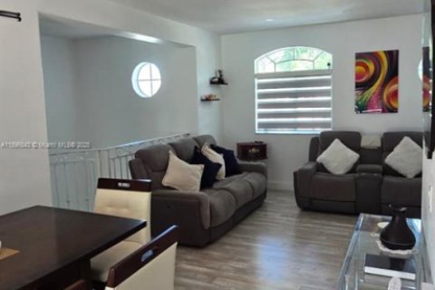 Adosado en venta en Hialeah, Florida, 3 dormitorios, 123.37 m2 № 1948693 - foto 7
