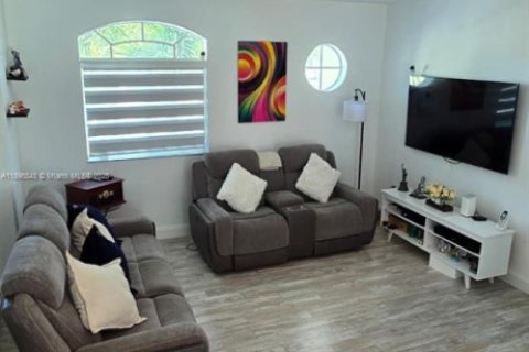 Adosado en venta en Hialeah, Florida, 3 dormitorios, 123.37 m2 № 1948693 - foto 5