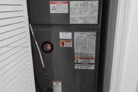 Adosado en venta en Hialeah, Florida, 3 dormitorios, 123.37 m2 № 1948693 - foto 19