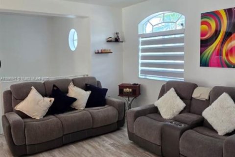 Adosado en venta en Hialeah, Florida, 3 dormitorios, 123.37 m2 № 1948693 - foto 4