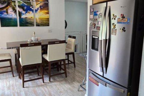 Adosado en venta en Hialeah, Florida, 3 dormitorios, 123.37 m2 № 1948693 - foto 11