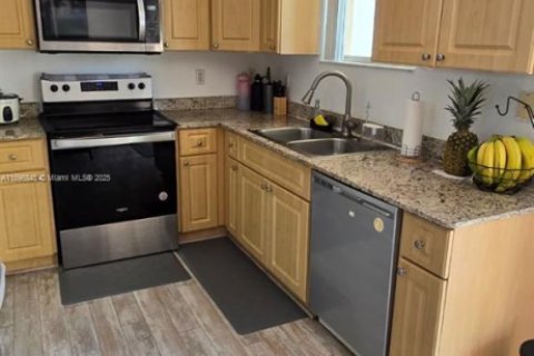 Adosado en venta en Hialeah, Florida, 3 dormitorios, 123.37 m2 № 1948693 - foto 13