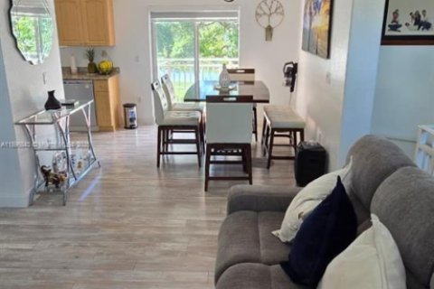 Adosado en venta en Hialeah, Florida, 3 dormitorios, 123.37 m2 № 1948693 - foto 6