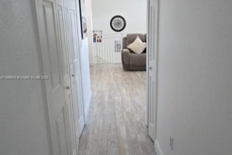 Adosado en venta en Hialeah, Florida, 3 dormitorios, 123.37 m2 № 1948693 - foto 22