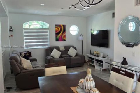 Adosado en venta en Hialeah, Florida, 3 dormitorios, 123.37 m2 № 1948693 - foto 10