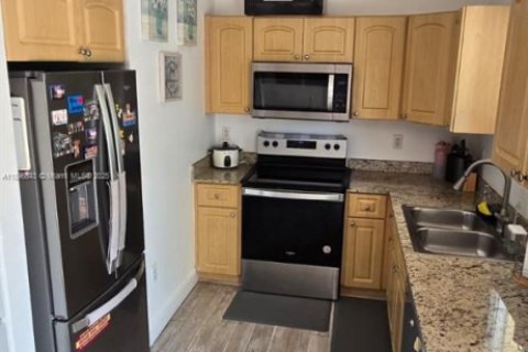 Adosado en venta en Hialeah, Florida, 3 dormitorios, 123.37 m2 № 1948693 - foto 12