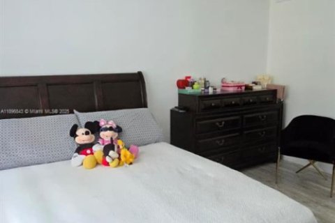 Adosado en venta en Hialeah, Florida, 3 dormitorios, 123.37 m2 № 1948693 - foto 24