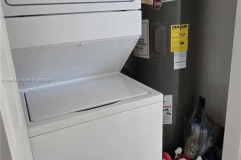 Adosado en venta en Hialeah, Florida, 3 dormitorios, 123.37 m2 № 1948693 - foto 18