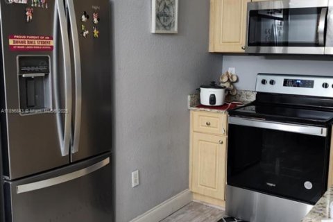 Adosado en venta en Hialeah, Florida, 3 dormitorios, 123.37 m2 № 1948693 - foto 14