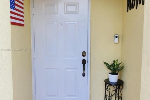 Adosado en venta en Hialeah, Florida, 3 dormitorios, 123.37 m2 № 1948693 - foto 2
