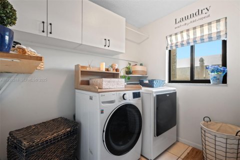 House in Weston, Florida 4 bedrooms, 226.68 sq.m. № 1989939 - photo 21