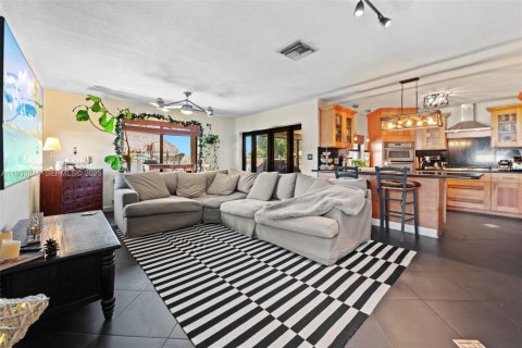 House in Weston, Florida 4 bedrooms, 226.68 sq.m. № 1989939 - photo 10