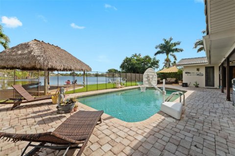 House in Weston, Florida 4 bedrooms, 226.68 sq.m. № 1989939 - photo 1