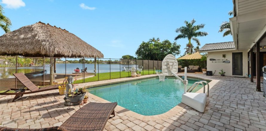 House in Weston, Florida 4 bedrooms, 226.68 sq.m. № 1989939