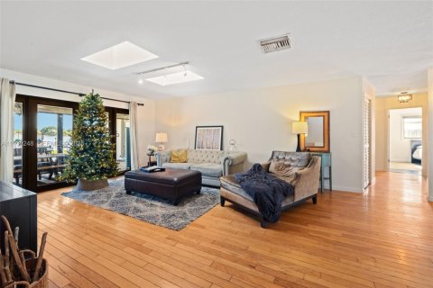 House in Weston, Florida 4 bedrooms, 226.68 sq.m. № 1989939 - photo 9