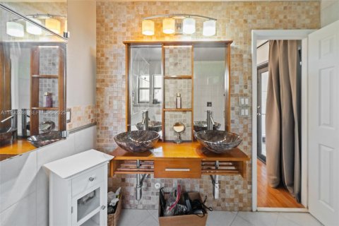 House in Weston, Florida 4 bedrooms, 226.68 sq.m. № 1989939 - photo 15