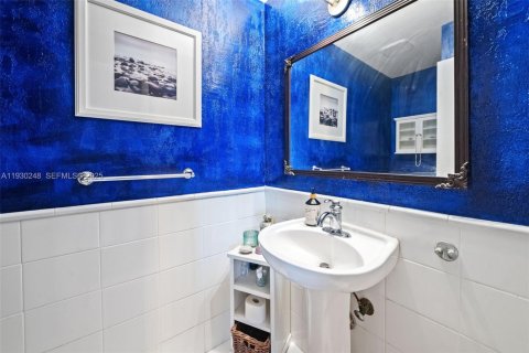 House in Weston, Florida 4 bedrooms, 226.68 sq.m. № 1989939 - photo 22