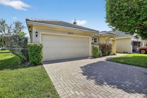 House in Davie, Florida 3 bedrooms, 128.39 sq.m. № 1854915 - photo 2