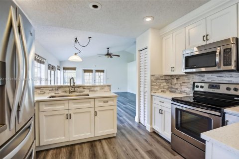 House in Davie, Florida 3 bedrooms, 128.39 sq.m. № 1854915 - photo 15