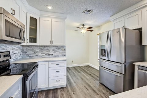 House in Davie, Florida 3 bedrooms, 128.39 sq.m. № 1854915 - photo 13